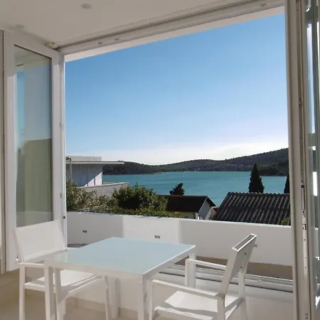 Casa Blanca Apartment Tisno